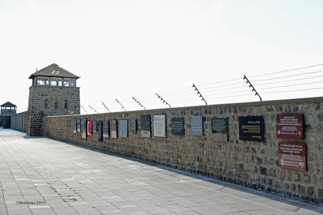 roemer_2446-Mauthausen-Gedenktafeln