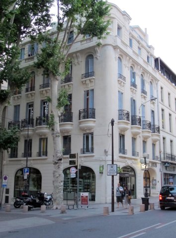 06-08-Avignon-19-0154-Avignon-Rue-Republique