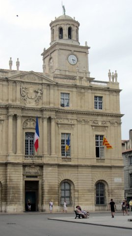 06-10-Arles-21-0106-Arles-Place-de-la-Republique-Rathaus