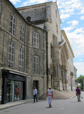 06-11-Arles-22-0071-Arles-Place-de-la-Republique-Kirche-St-Trophine